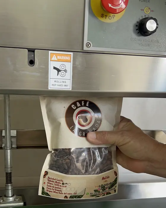 Sellado de una bolsa de Café La Granada