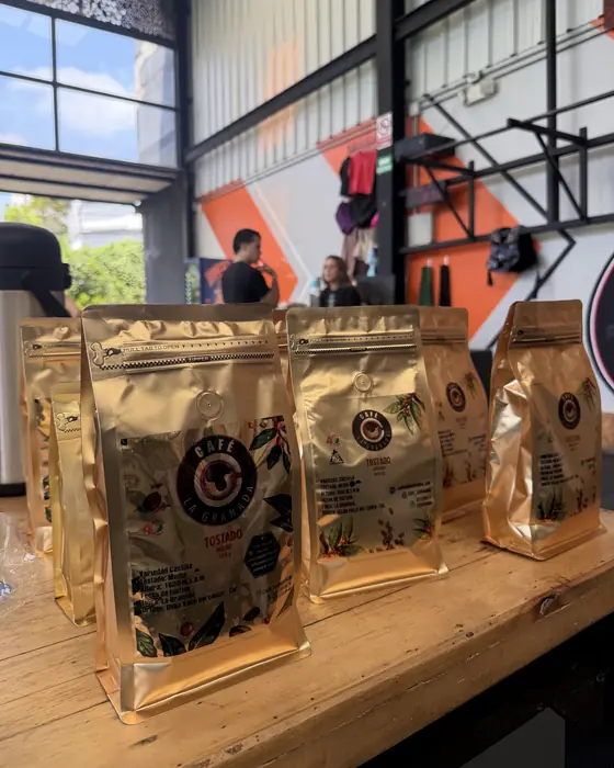 Bolsas de Café La Granada en una mesa de exhibición