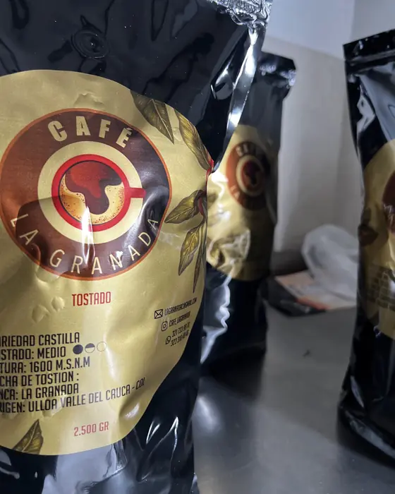 Cuarterón de Café La Granada de 2.500 gramos en bolsa negra y dorada