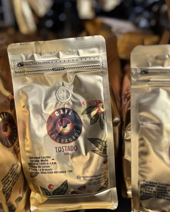 Café La Granada tostado en bolsa dorada con válvula