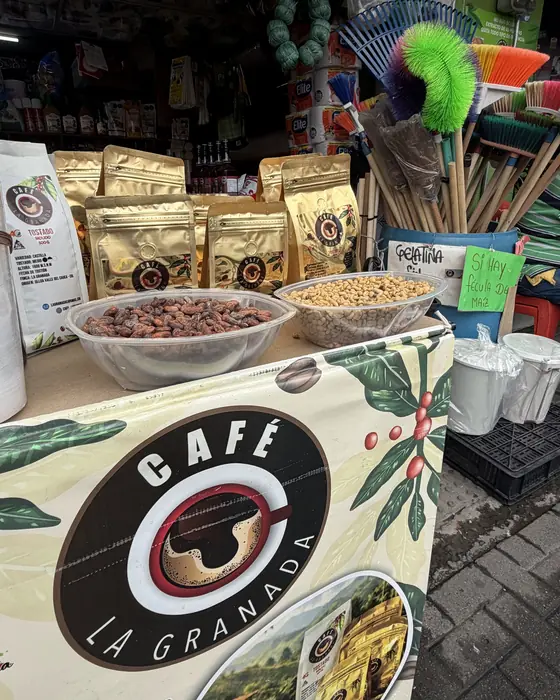 Punto de venta de Café La Granada con café en grano a granel