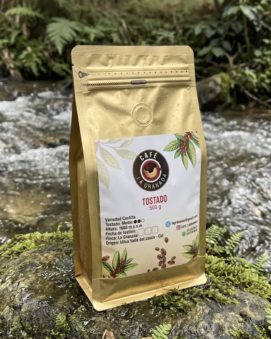 Bolsa de Café La Granada sobre una piedra junto a una quebrada