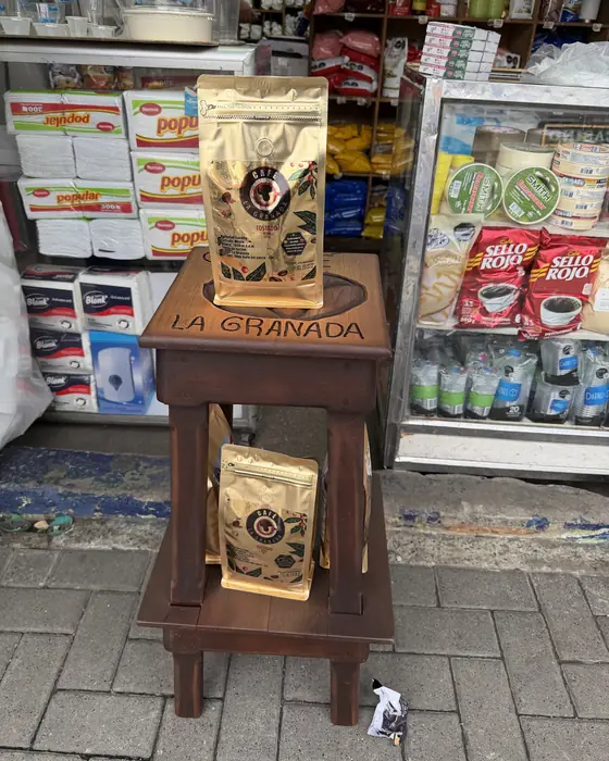 Café La Granada exhibido en una tienda de barrio