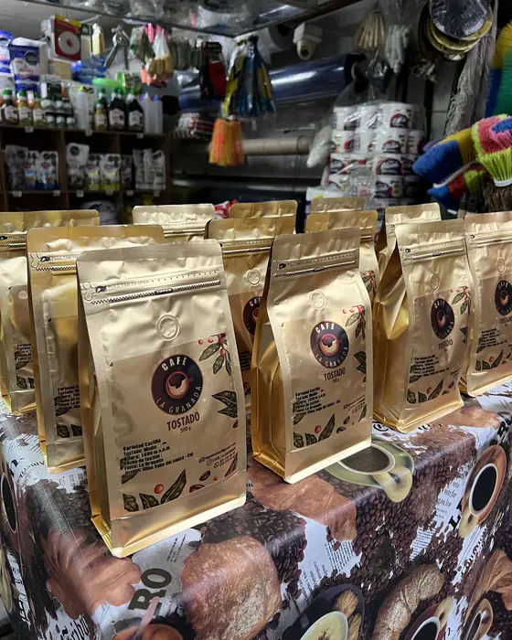 Vitrina con bolsas doradas de Café La Granada